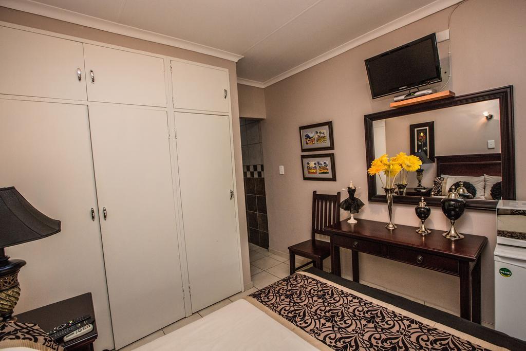 @Home Guest House Rustenburg Exterior foto